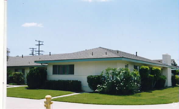 Building Photo - 2144 E Almont Ave