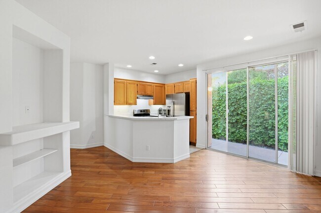 Foto del edificio - 3 Bd, 2/5 Ba Scripps Ranch Home with Attached Garage and A/C
