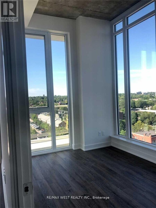 Photo du bâtiment - 30 Baseball Pl