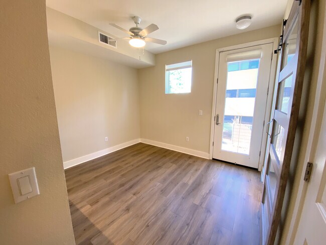 Foto del edificio - 310 City Center Dr