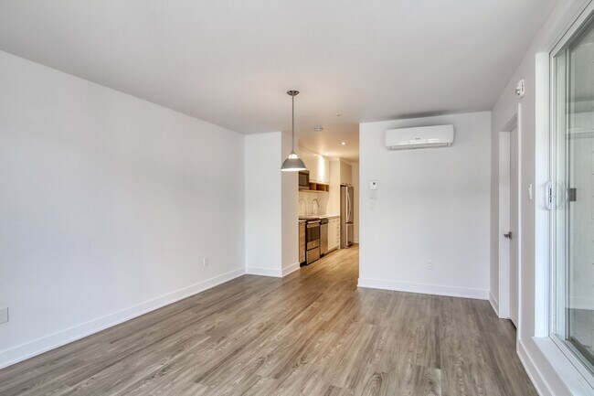 Building Photo - 9675 Av. Papineau