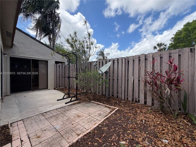 Foto del edificio - 4151 Palm Bay Cir