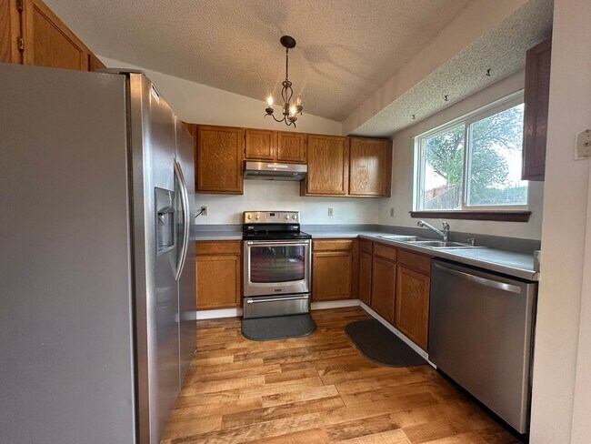 Foto del edificio - 3 Bed 2 Bath Home Minutes From Fort Carson...