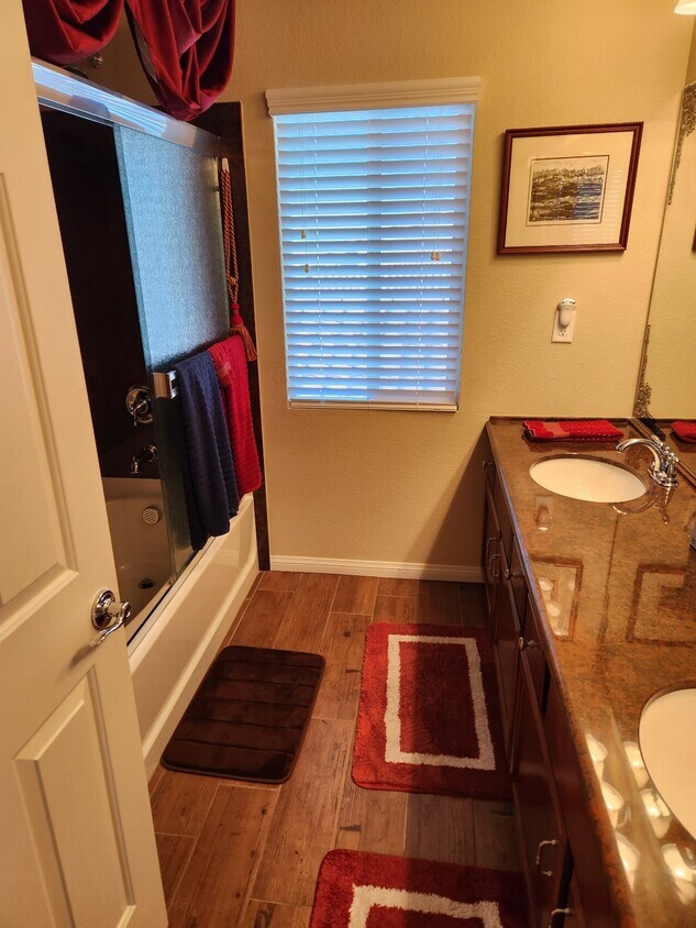 Tub, shower & double vanity - 6595 Creekside Cellars Ct