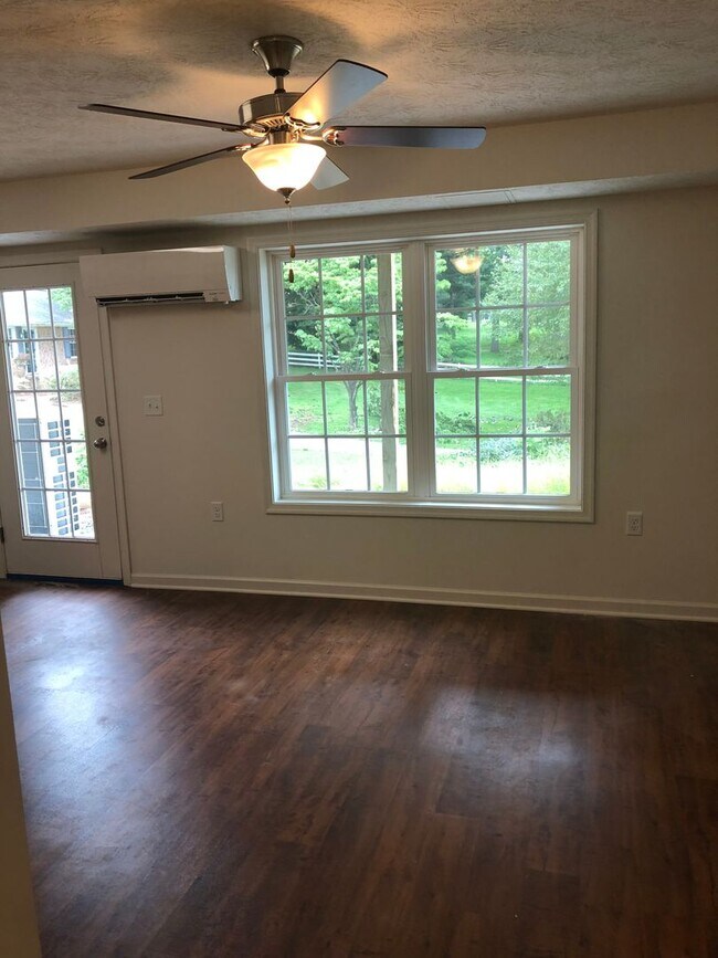 Foto del edificio - 1464 Taylor Grove Ln