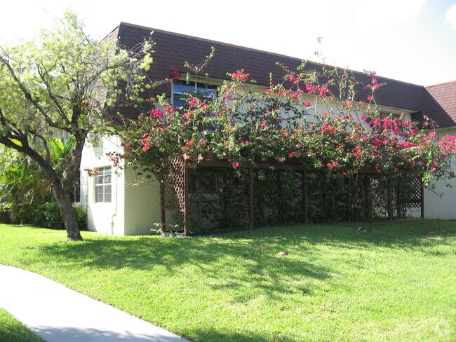 Building Photo - 9105 SW 137th Ter