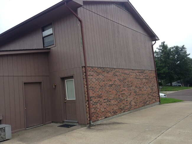 Building Photo - 4609 W Millbrook Dr