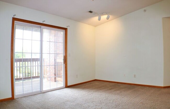 Building Photo - $1,195 | 2 Bedroom, 1 Bathroom Condo | No ...