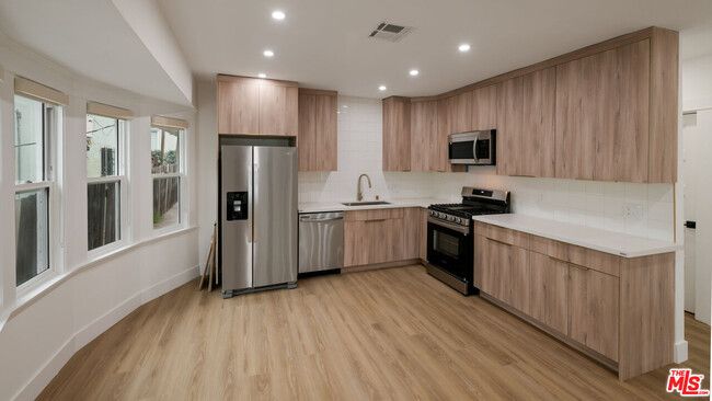 Foto del edificio - 5729 Carlton Way