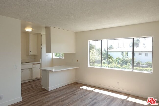 Building Photo - 1301 N Mansfield Ave