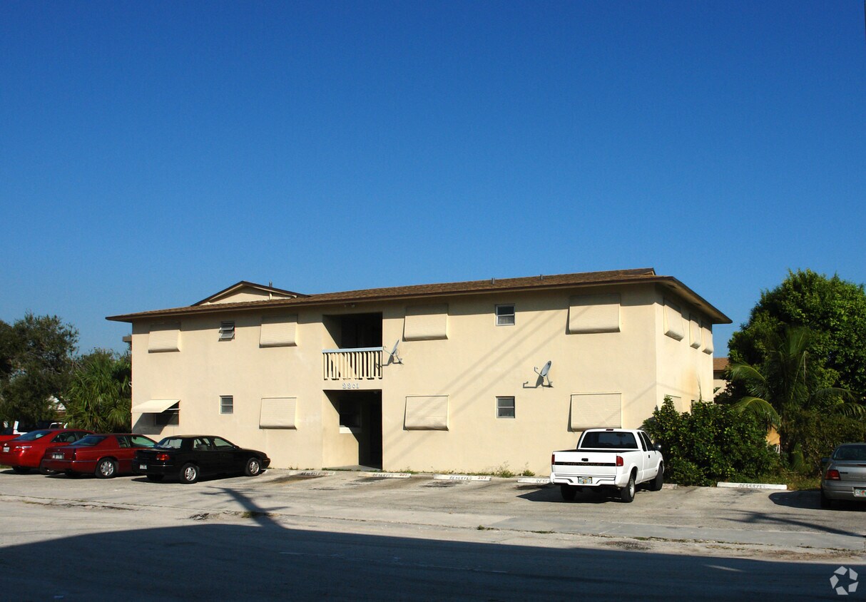 Building Photo - 2201 Van Buren St