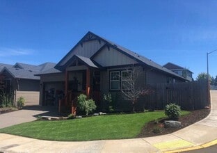 Building Photo - 100 NE Oakview Dr