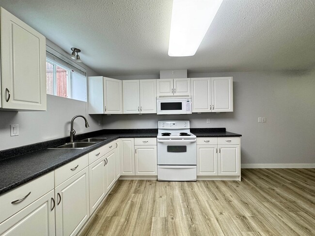 Building Photo - 27033-27024 24 Ave