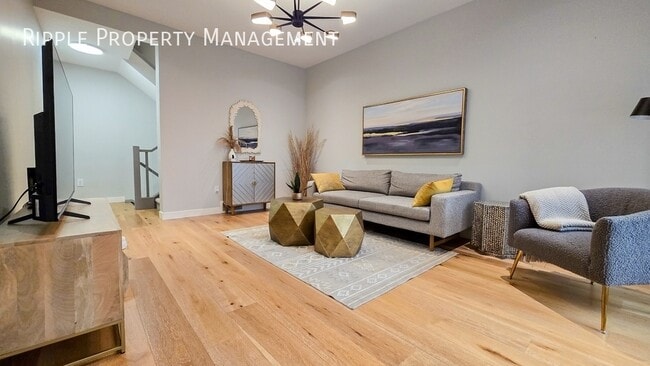 Building Photo - Modern 3 Beds, 2.5 Baths TownHouse | No Pe...