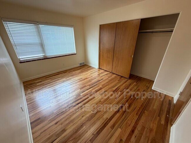 Foto del edificio - 700 W 1st Ave