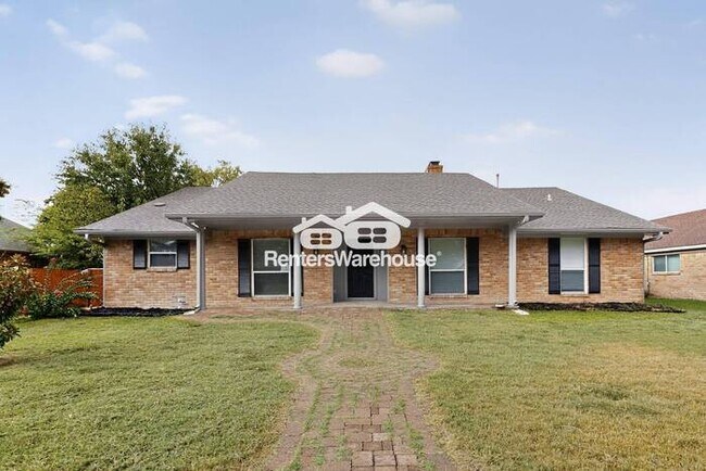 Building Photo - MOVE IN READY COMPLETELY UPDATED - 3BED/2B...