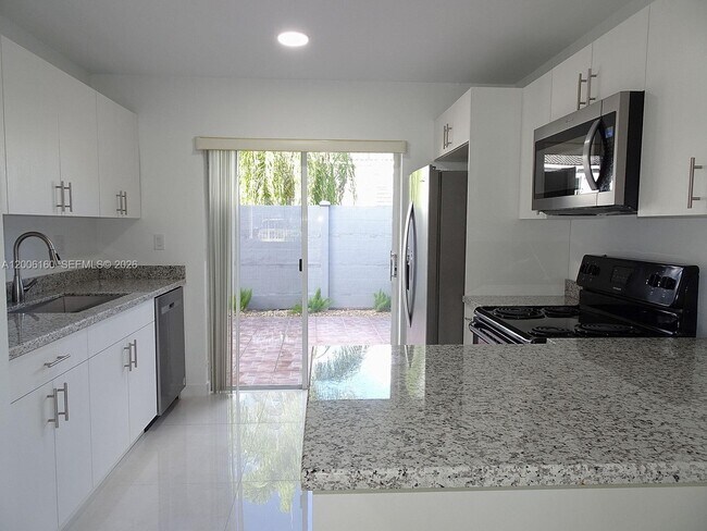 Foto del edificio - 7921 SW 152nd Ave