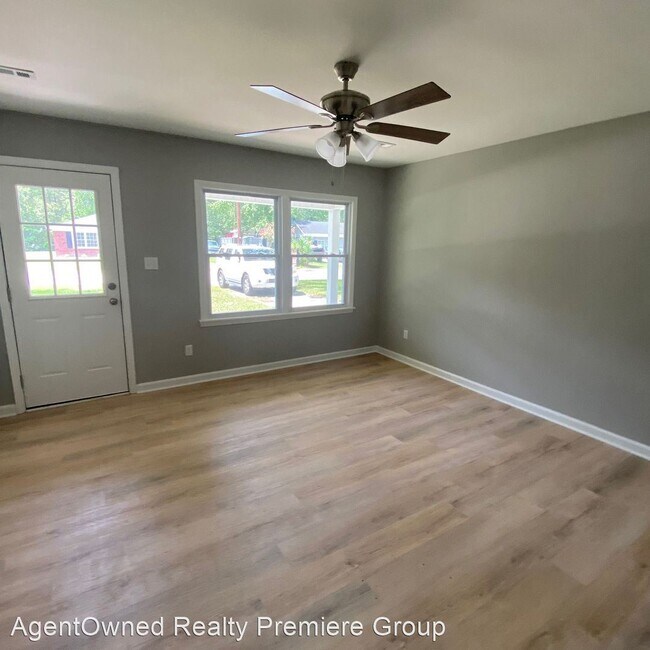 Foto del edificio - 3 br, 1.5 bath House - 303 Sprucewood St