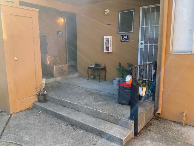 Building Photo - Downtown 1 bedroom charmer with it's own yard
