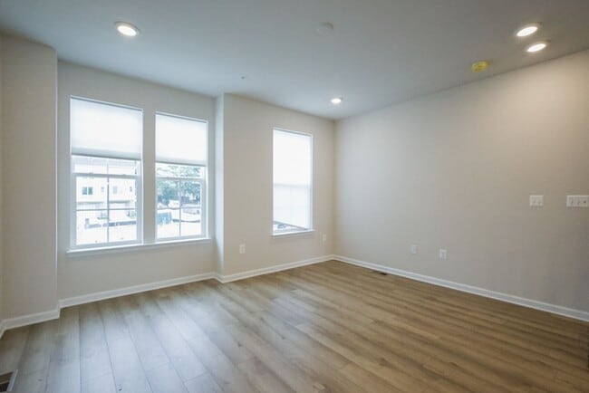 Building Photo - Lovely 3 BR/3.5 BA Townhome in Montgomery ...