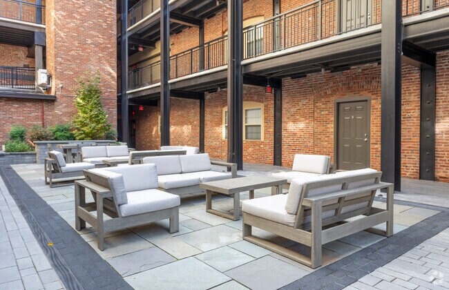 Patio - Thames Point