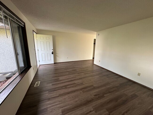 Foto del edificio - 2 Bedroom, 1 Bathroom Duplex in Blaine