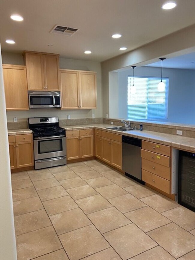 Building Photo - Beautiful 3 Bedroom Home