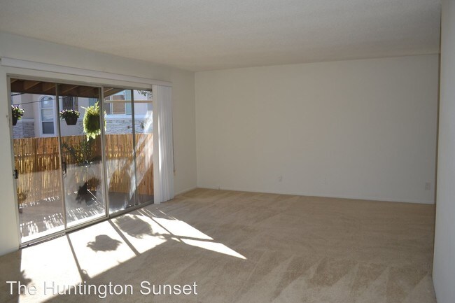 Building Photo - 1100 Huntington Dr