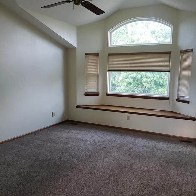 Building Photo - 9151 Kenwood Ct