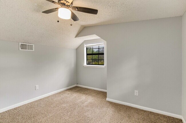 Foto del edificio - BRIGHT AND BEAUTIFUL DUPLEX CLOSE TO UWF!
