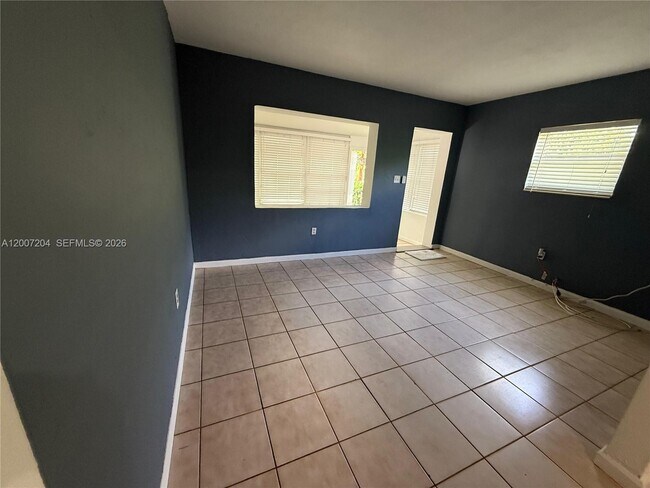 Foto del edificio - 2483 SW 11th St