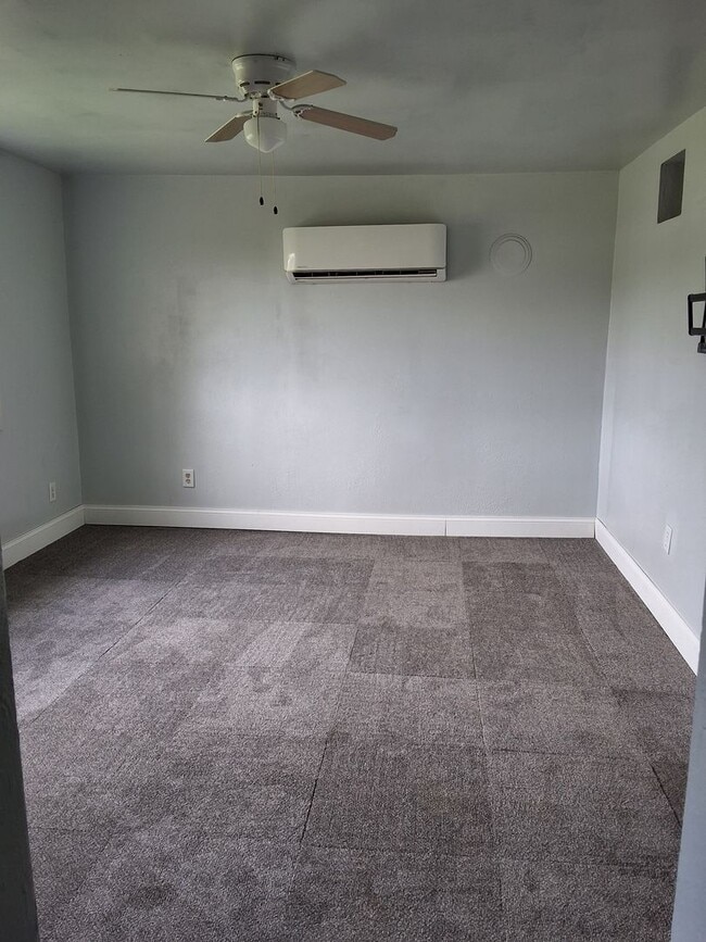 Building Photo - 1 Bedroom, 1 Bathroom House
