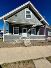 Building Photo - 1100 E 4th St