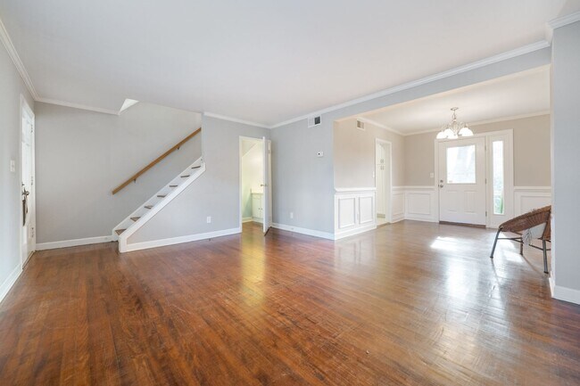 Foto del edificio - APPLICATION PENDING! AVAILABLE 4/11/24 - W...