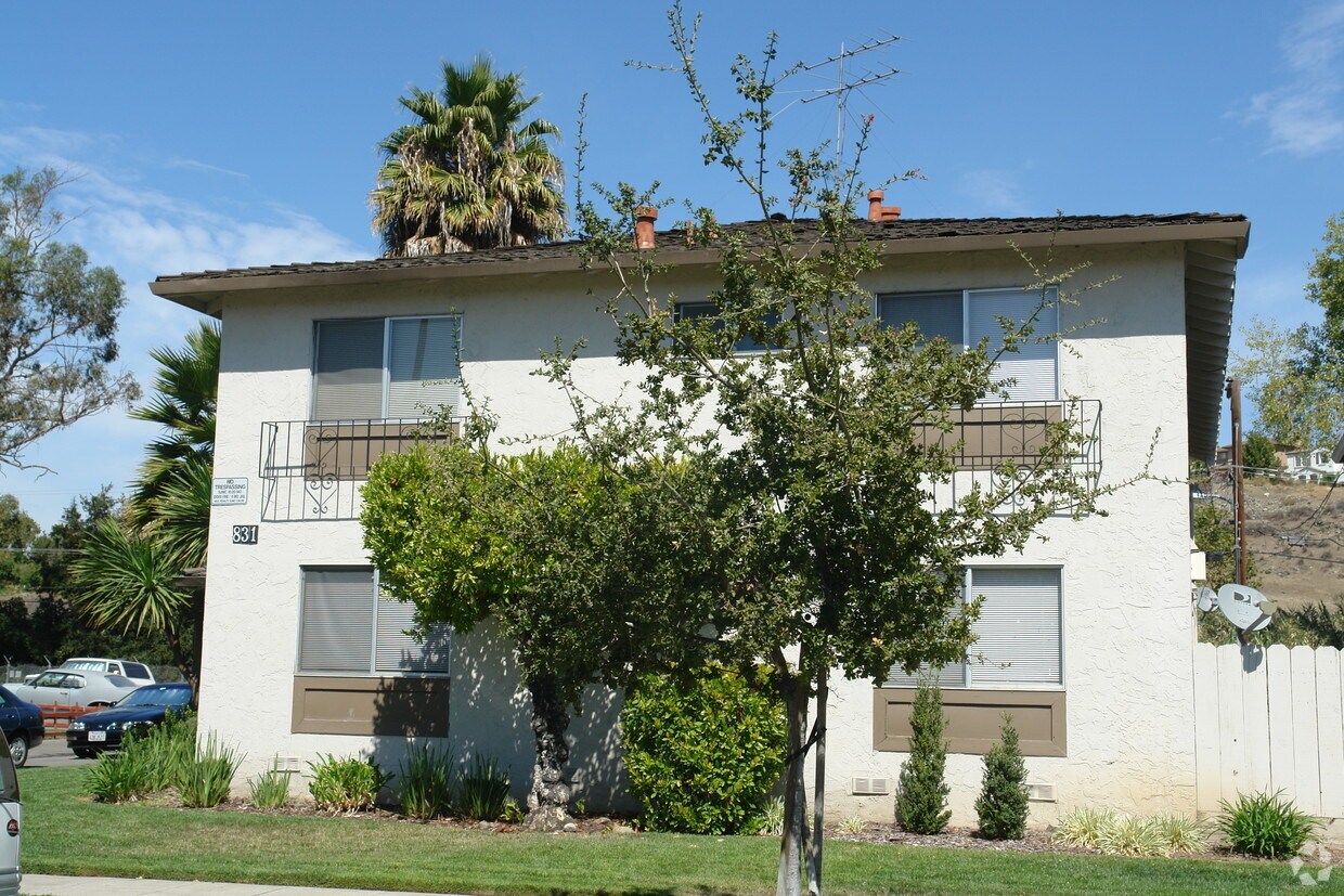 Building Photo - 831 Farm Dr