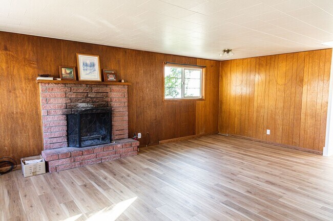 Building Photo - Historic Farmhouse in Crooked River Ranch Available!