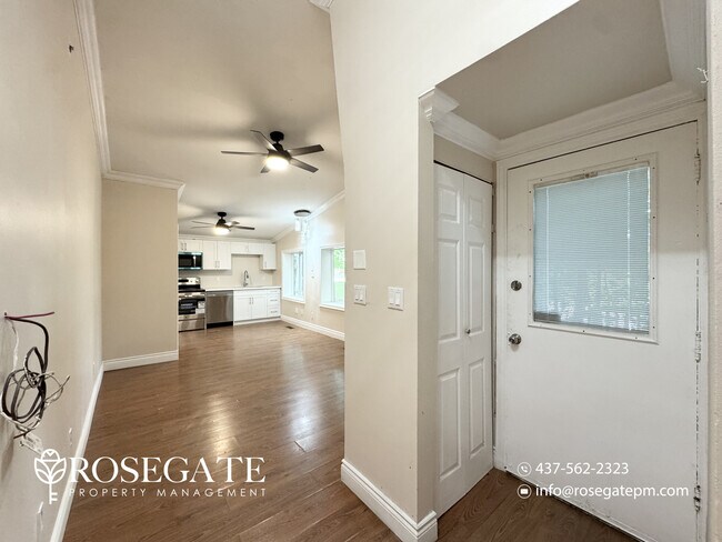 Photo du bâtiment - Modern 2-Bedroom Main Level Apartment with Backyard – Mississauga