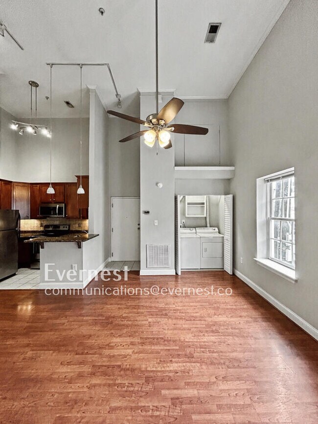 Foto del edificio - 2418 E Franklin St