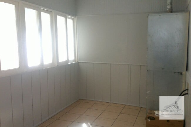 Building Photo - Cute Traditional. 3 Bedroom 1 bath home in Tower District.