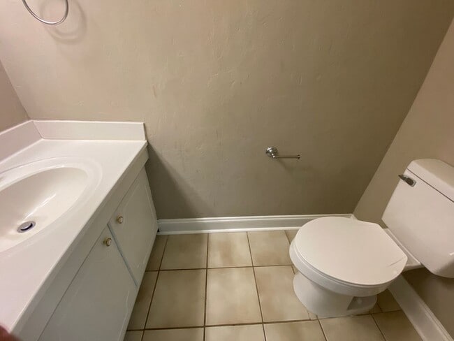 Building Photo - 2 Bedroom, 1.5 Bathroom Condo in High Point!