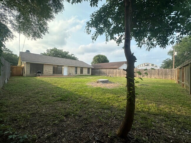Building Photo - 418 Londonderry Dr