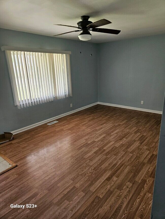 Building Photo - Great 3 bedroom home
