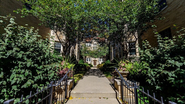Building Photo - 544 W Brompton Ave