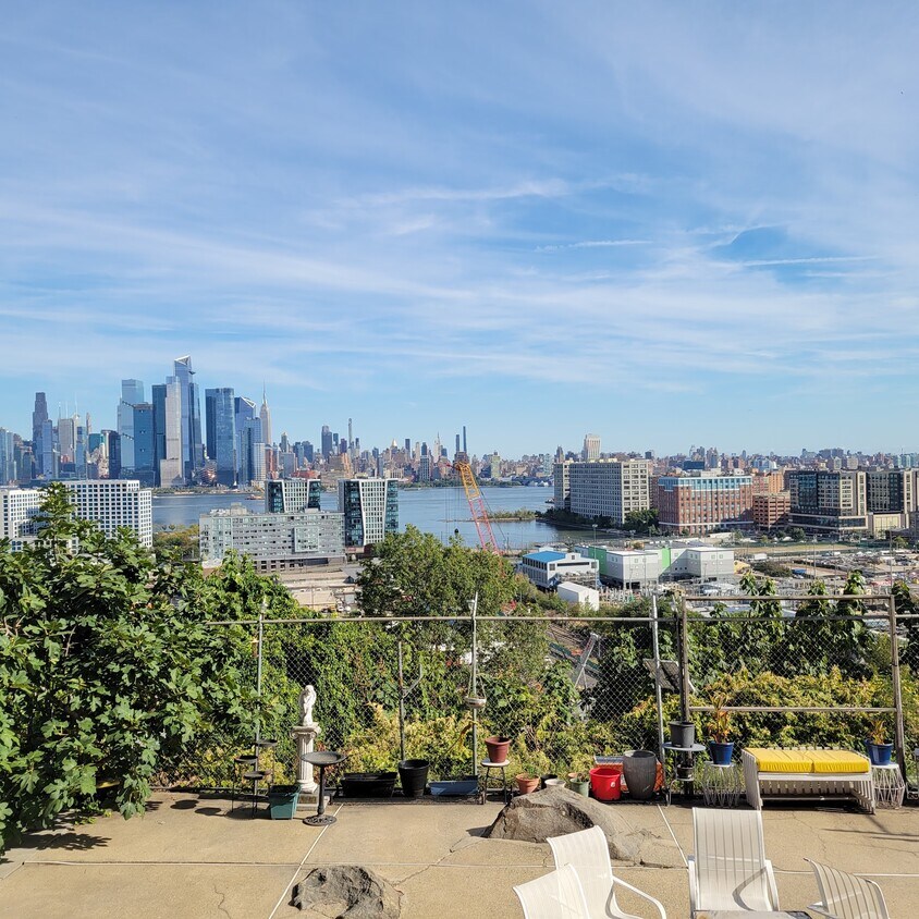 Foto principal - 1306 Manhattan Ave