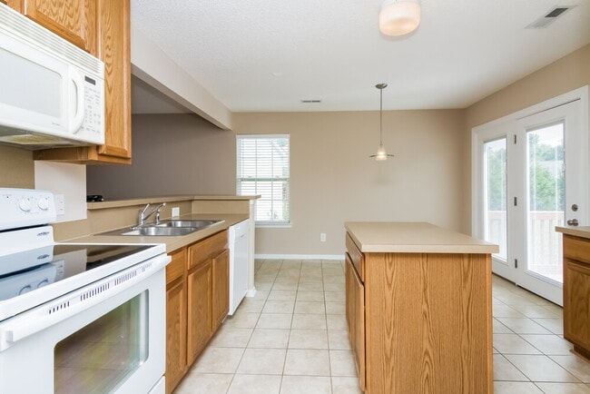 Building Photo - 15257 Pangborn Pl