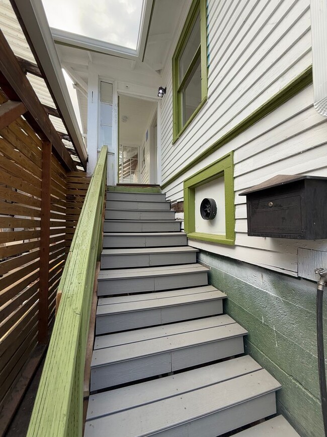 Building Photo - Completely renovated, university district,...