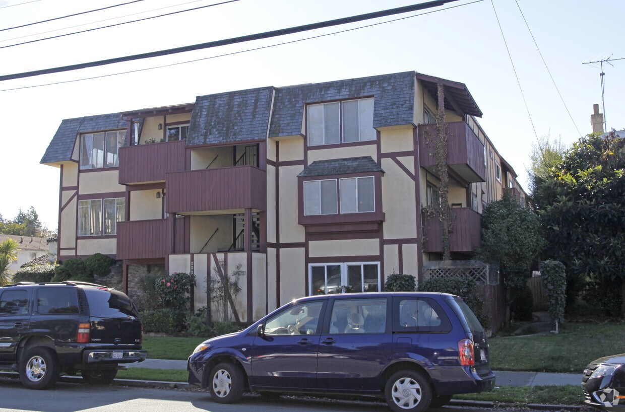 Building Photo - 2040 Santa Clara Ave