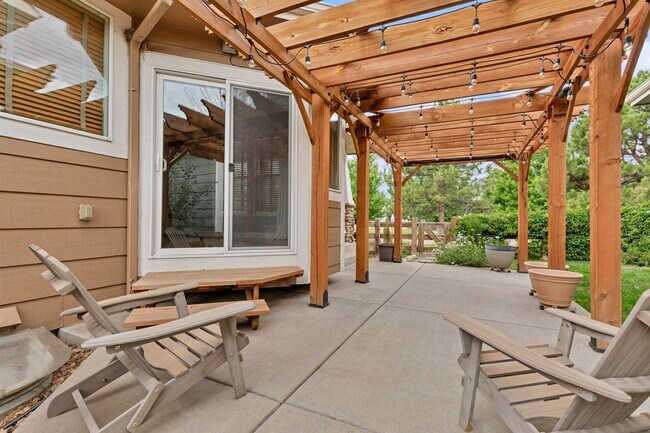 Foto del edificio - Beautiful Monument Ranch with Finished Basement & Low-Maintenance Living!