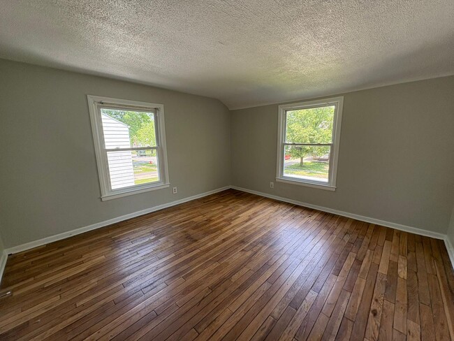 Building Photo - Beautiful Euclid Single Family — Great Loc...