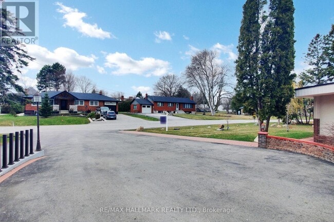 Photo du bâtiment - 115 Lynwood Crescent